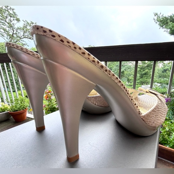 Cream Leather Peep Toe Sandal with Buckle
Size 10
Like New / Never Worn
BCBGirls - Picture 6 of 10